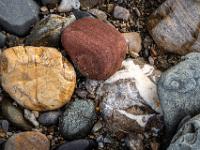 Ansammlung bunter Steine am Achenufer